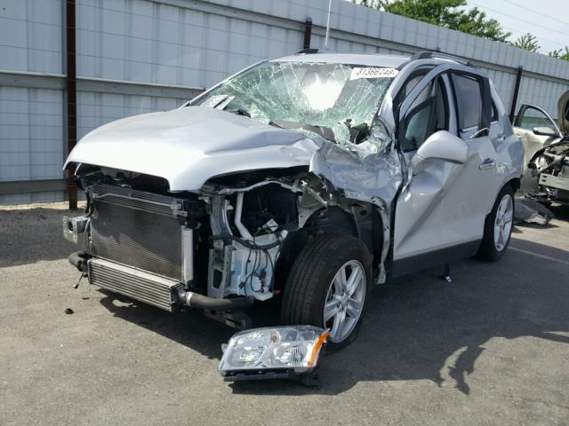 3GNCJNSB1FL243261 - 2015 CHEVROLET TRAX LTZ SILVER photo 2