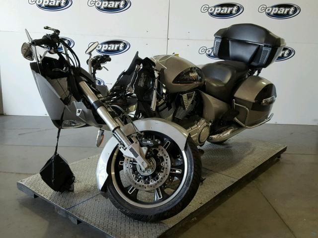 5VPXTAAA7H3057973 - 2017 VICTORY MOTORCYCLES CROSS COUN SILVER photo 2