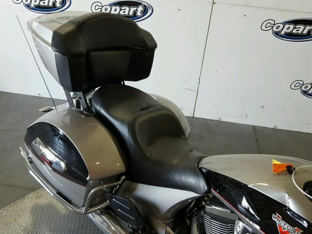 5VPXTAAA7H3057973 - 2017 VICTORY MOTORCYCLES CROSS COUN SILVER photo 6