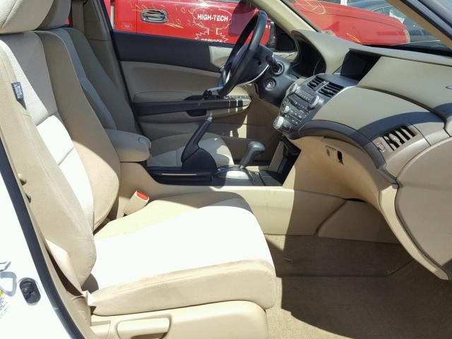 1HGCP26429A006258 - 2009 HONDA ACCORD LXP WHITE photo 5