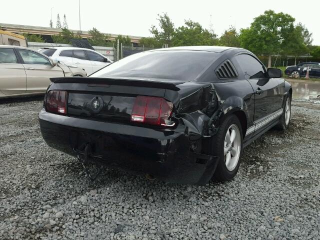 1ZVHT80N985121223 - 2008 FORD MUSTANG BLACK photo 4