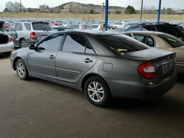 4T1BF32K74U572023 - 2004 TOYOTA CAMRY LE ნაცრისფერი ფოტო 3