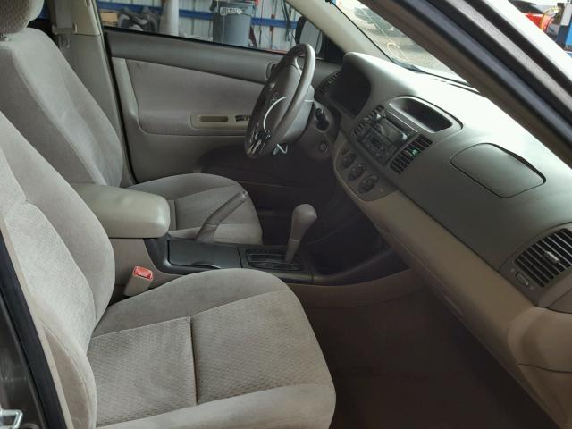 4T1BF32K74U572023 - 2004 TOYOTA CAMRY LE ნაცრისფერი ფოტო 5
