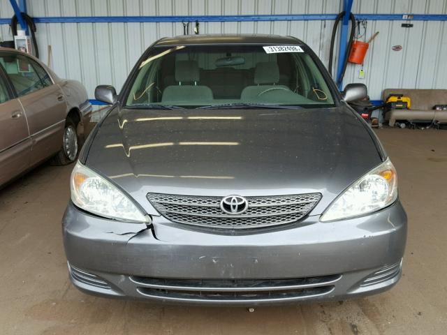 4T1BF32K74U572023 - 2004 TOYOTA CAMRY LE ნაცრისფერი ფოტო 9