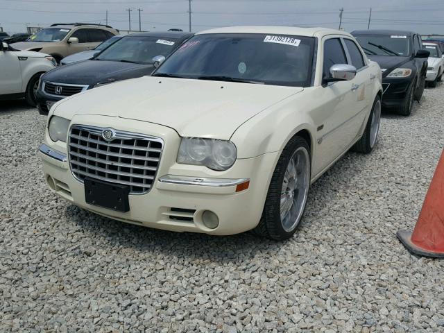 2C3LA63H26H108692 - 2006 CHRYSLER 300C CREAM photo 2