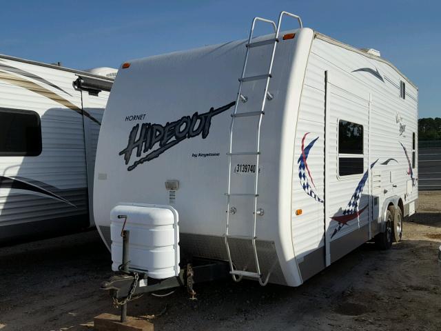 4YDT27F295E317615 - 2005 KEYSTONE HORNET WHITE photo 2