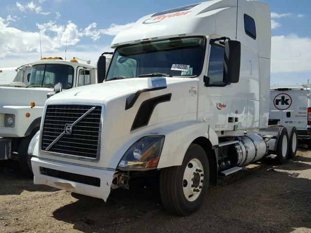 4V4NC9TH3DN567612 - 2013 VOLVO VN VNL WHITE photo 2