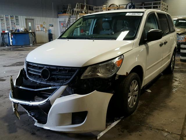 2V8HW44139R608128 - 2009 VOLKSWAGEN ROUTAN S WHITE photo 2