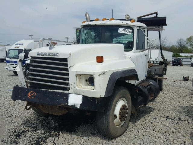 1M2P267C24M067513 - 2004 MACK 600 RD600 WHITE photo 2