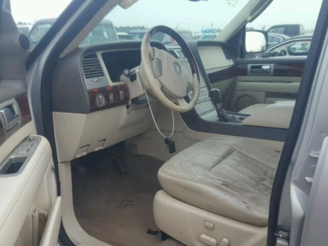 5LMFU27R44LJ05393 - 2004 LINCOLN NAVIGATOR 银色 照片 9