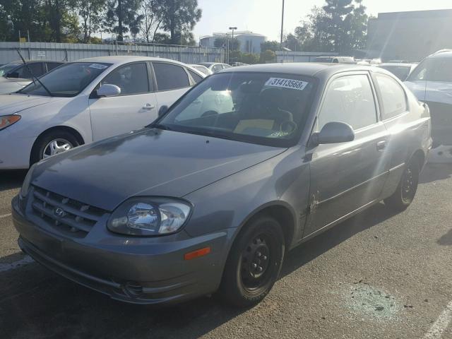 KMHCG35CX5U335744 - 2005 HYUNDAI ACCENT GS GRAY photo 2