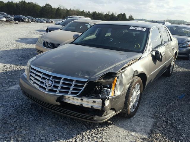 1G6KA5EY7AU105732 - 2010 CADILLAC DTS GOLD photo 2