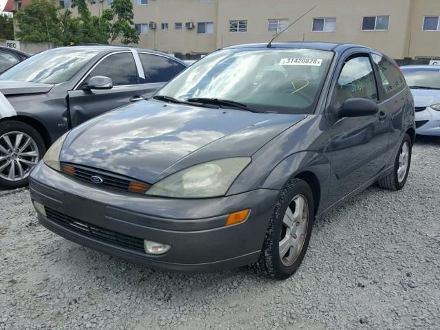 3FAFP31303R182177 - 2003 FORD FOCUS ZX3 GRAY photo 2