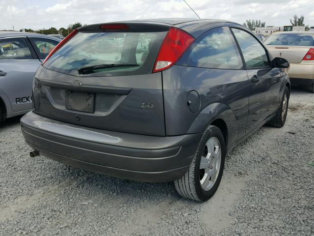 3FAFP31303R182177 - 2003 FORD FOCUS ZX3 GRAY photo 4