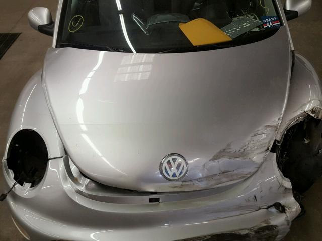 3VWCC21C61M404750 - 2001 VOLKSWAGEN NEW BEETLE 银色 照片 7