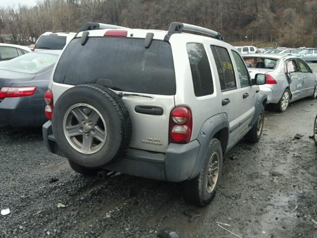1J4GL38KX5W524350 - 2005 JEEP LIBERTY RE SILVER photo 4