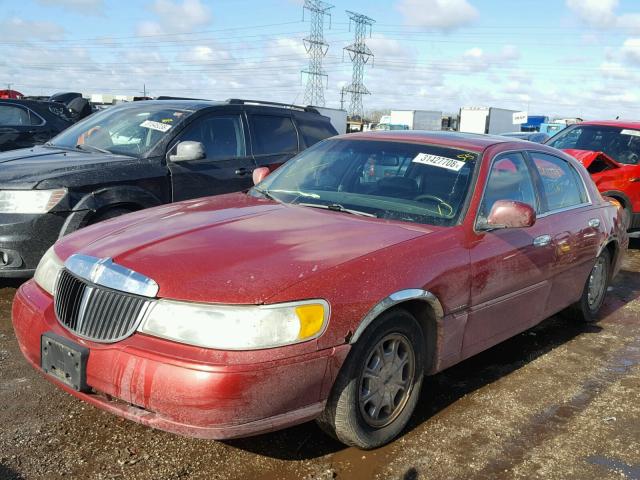 1LNFM82W5WY645778 - 1998 LINCOLN TOWN CAR S RED photo 2