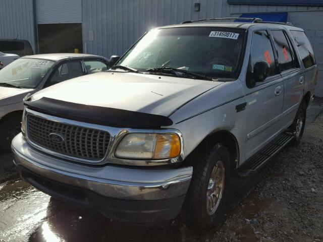 1FMRU15L9YLA82532 - 2000 FORD EXPEDITION SILVER photo 2