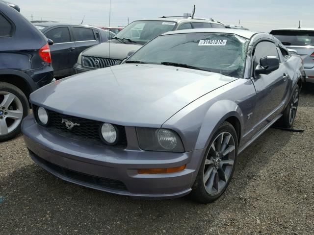 1ZVFT82H975294897 - 2007 FORD MUSTANG GT GRAY photo 2