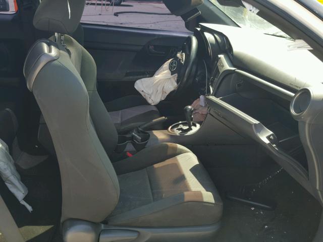 JTKJF5C70C3037893 - 2012 TOYOTA SCION TC 白色 照片 5