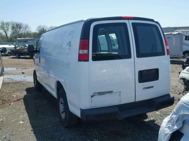 1GCGG25V671187923 - 2007 CHEVROLET EXPRESS G2 WHITE photo 3