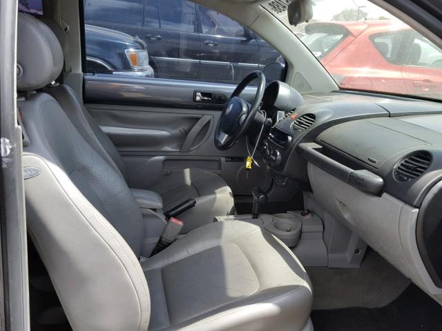 3VWCD31C04M411667 - 2004 VOLKSWAGEN NEW BEETLE 灰色 照片 5