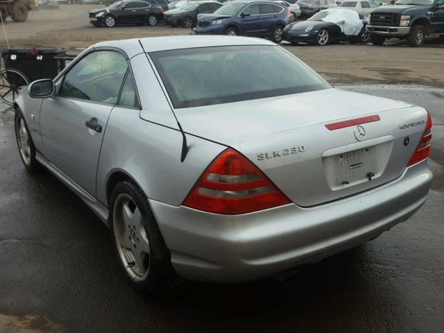 WDBKK47F7XF125779 - 1999 MERCEDES-BENZ SLK 230 KO SILVER photo 3