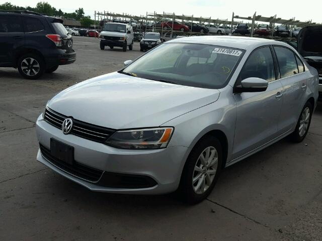 3VWD07AJ7EM350048 - 2014 VOLKSWAGEN JETTA SE 银色 照片 2