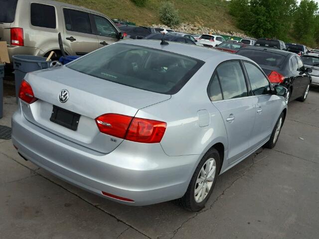 3VWD07AJ7EM350048 - 2014 VOLKSWAGEN JETTA SE SILVER photo 4