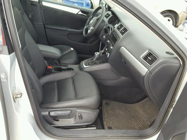 3VWD07AJ7EM350048 - 2014 VOLKSWAGEN JETTA SE 银色 照片 5