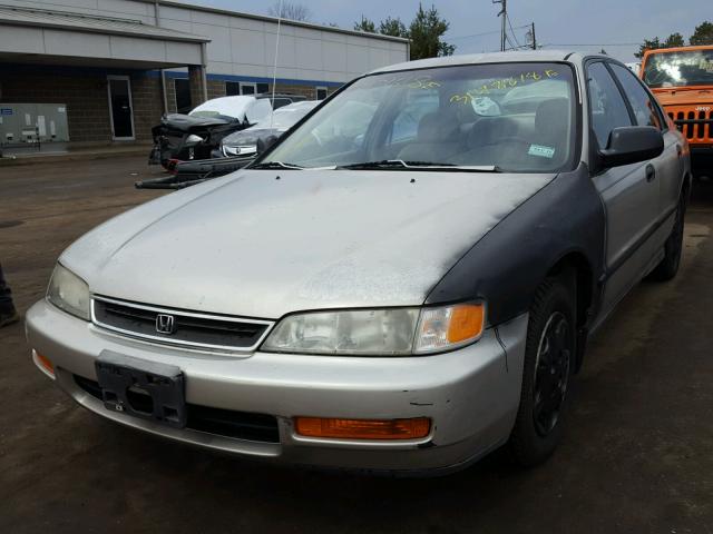 1HGCD5622VA114236 - 1997 HONDA ACCORD DX SILVER photo 2