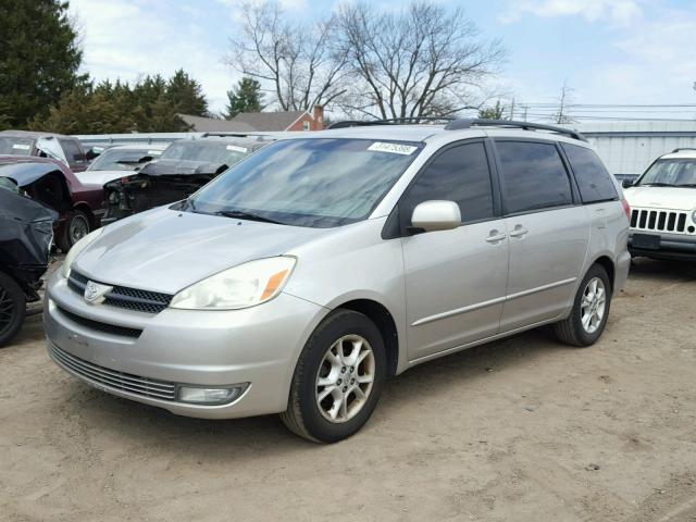 5TDZA22C94S007877 - 2004 TOYOTA SIENNA XLE GRAY photo 2