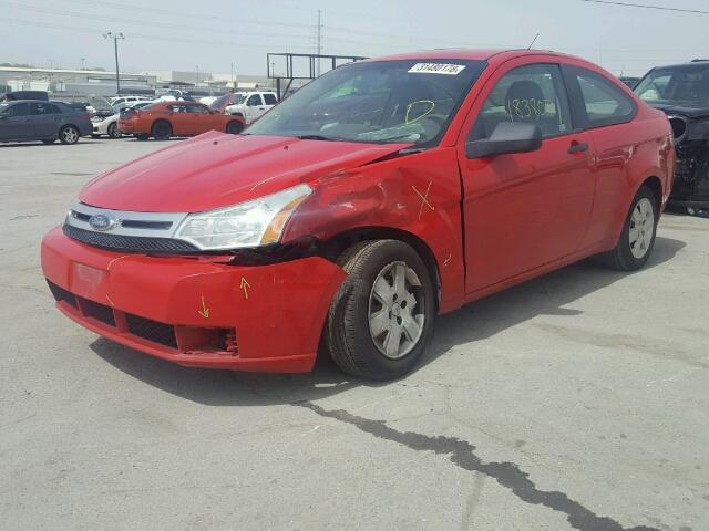 1FAHP32N98W281495 - 2008 FORD FOCUS S/SE RED photo 2