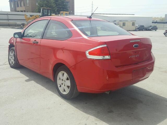 1FAHP32N98W281495 - 2008 FORD FOCUS S/SE RED photo 3