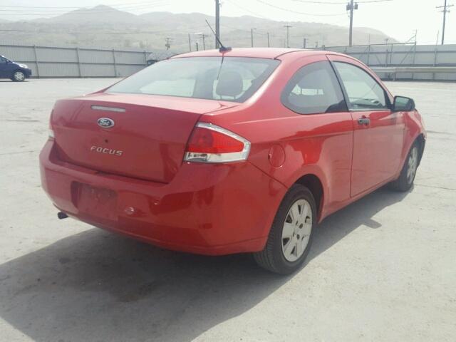 1FAHP32N98W281495 - 2008 FORD FOCUS S/SE RED photo 4