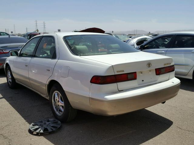 JT2BG22K9X0367321 - 1999 TOYOTA CAMRY LE WHITE photo 3