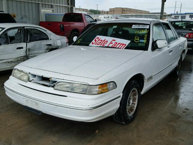 2FALP74W4TX122730 - 1996 FORD CROWN VICT WHITE photo 2