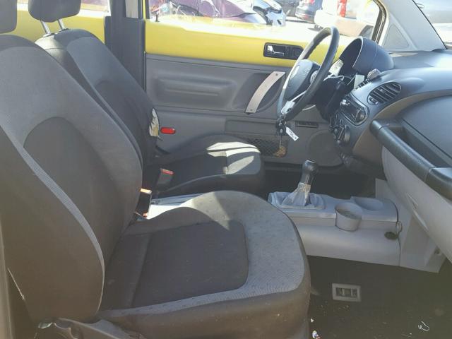 3VWBB61C1WM045174 - 1998 VOLKSWAGEN NEW BEETLE 黄色 照片 5