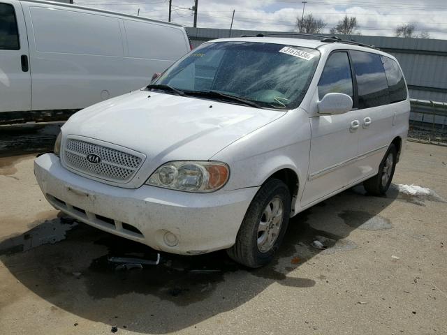 KNDUP132456760114 - 2005 KIA SEDONA EX WHITE photo 2