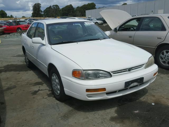 4T1BG12K5TU945060 - 1996 TOYOTA CAMRY DX WHITE photo 1