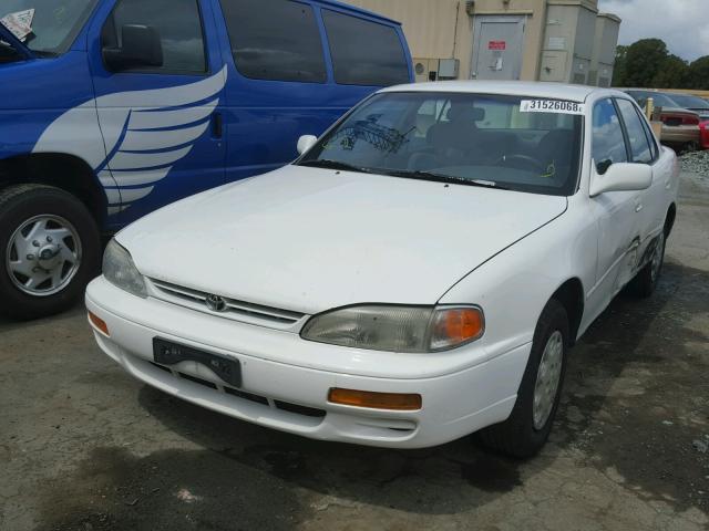 4T1BG12K5TU945060 - 1996 TOYOTA CAMRY DX WHITE photo 2