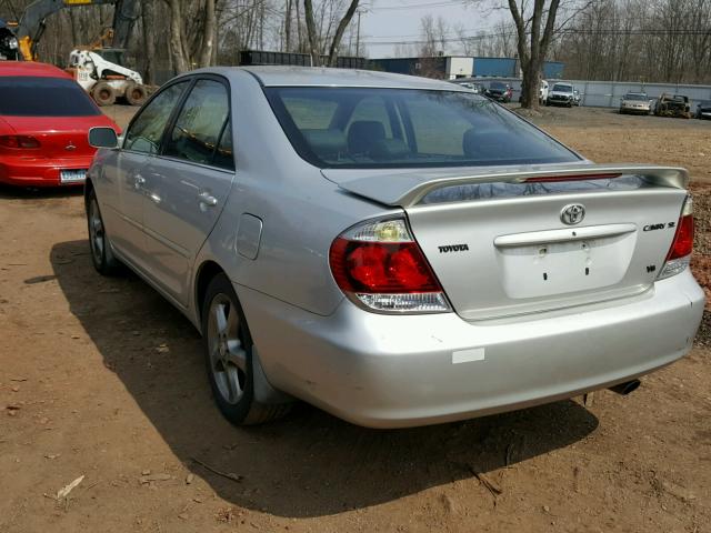 4T1BA32K15U072570 - 2005 TOYOTA CAMRY SE SILVER photo 3