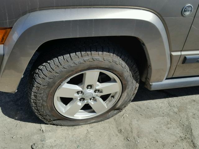 1J8HG48N46C257913 - 2006 JEEP COMMANDER GOLD photo 9