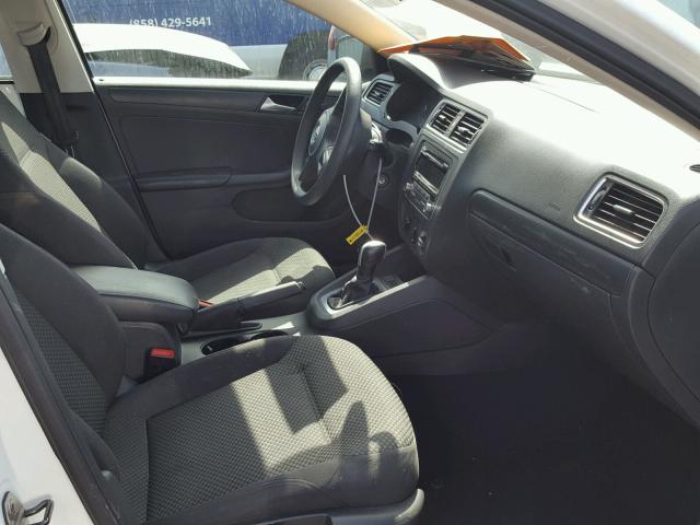 3VW2K7AJ8EM324852 - 2014 VOLKSWAGEN JETTA BASE 白色 照片 5