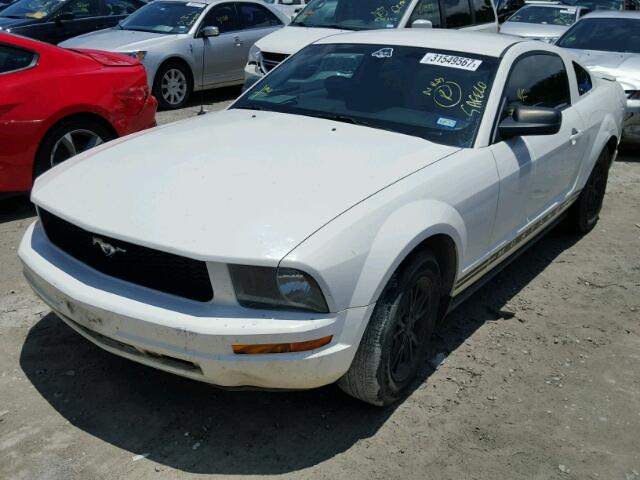 1ZVHT80N885143939 - 2008 FORD MUSTANG WHITE photo 2