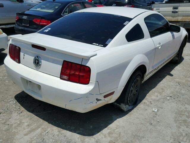 1ZVHT80N885143939 - 2008 FORD MUSTANG WHITE photo 4