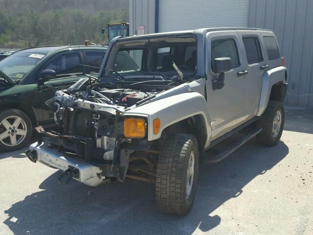 5GTEN13EX88173745 - 2008 HUMMER H3 SILVER photo 2