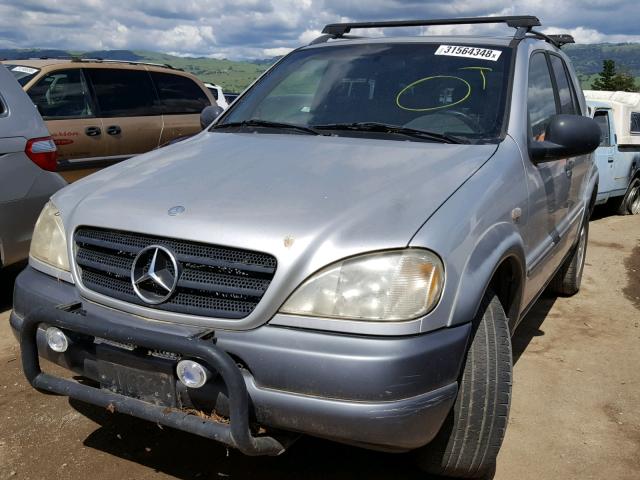 4JGAB54EXWA031689 - 1998 MERCEDES-BENZ ML 320 SILVER photo 2