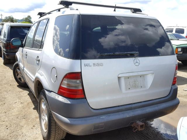 4JGAB54EXWA031689 - 1998 MERCEDES-BENZ ML 320 SILVER photo 3