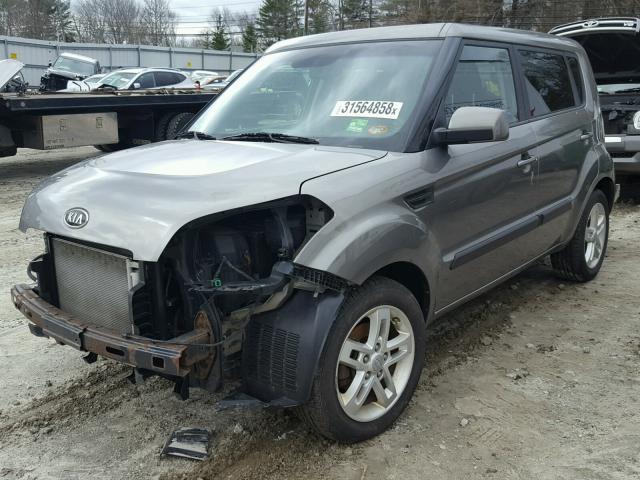 KNDJT2A22B7226185 - 2011 KIA SOUL + GRAY photo 2